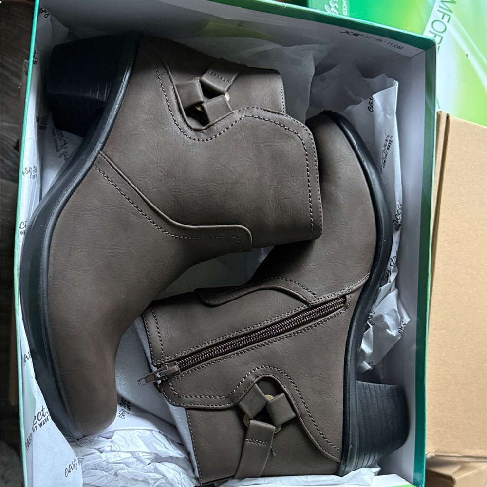 Easy Street Men's Taupe Ankle Boots